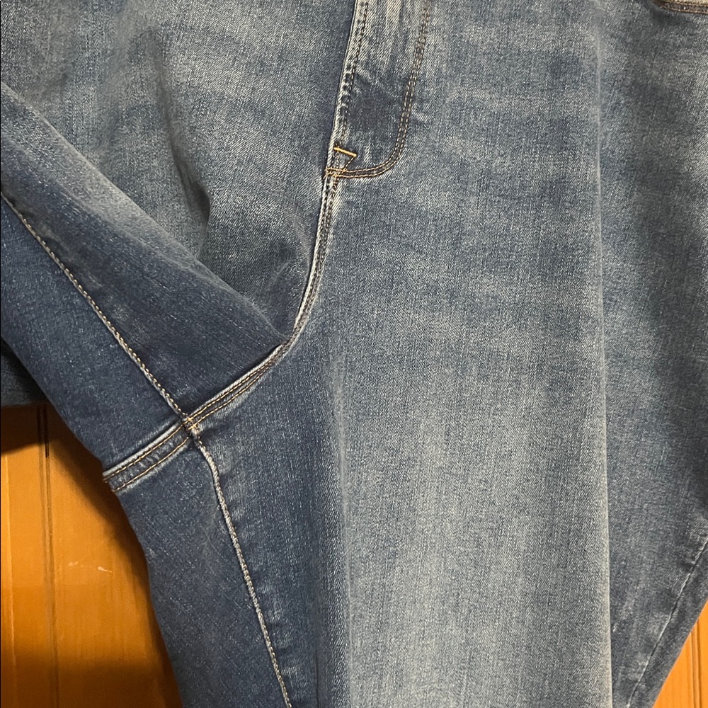 Good American Good Classic Slim Bootcut Jeans - Picture 10 of 10